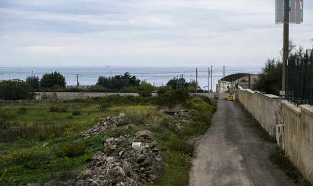 Japigia e il mare: cos lontano cos vicino. Ma una strada rurale ci arriva a due passi